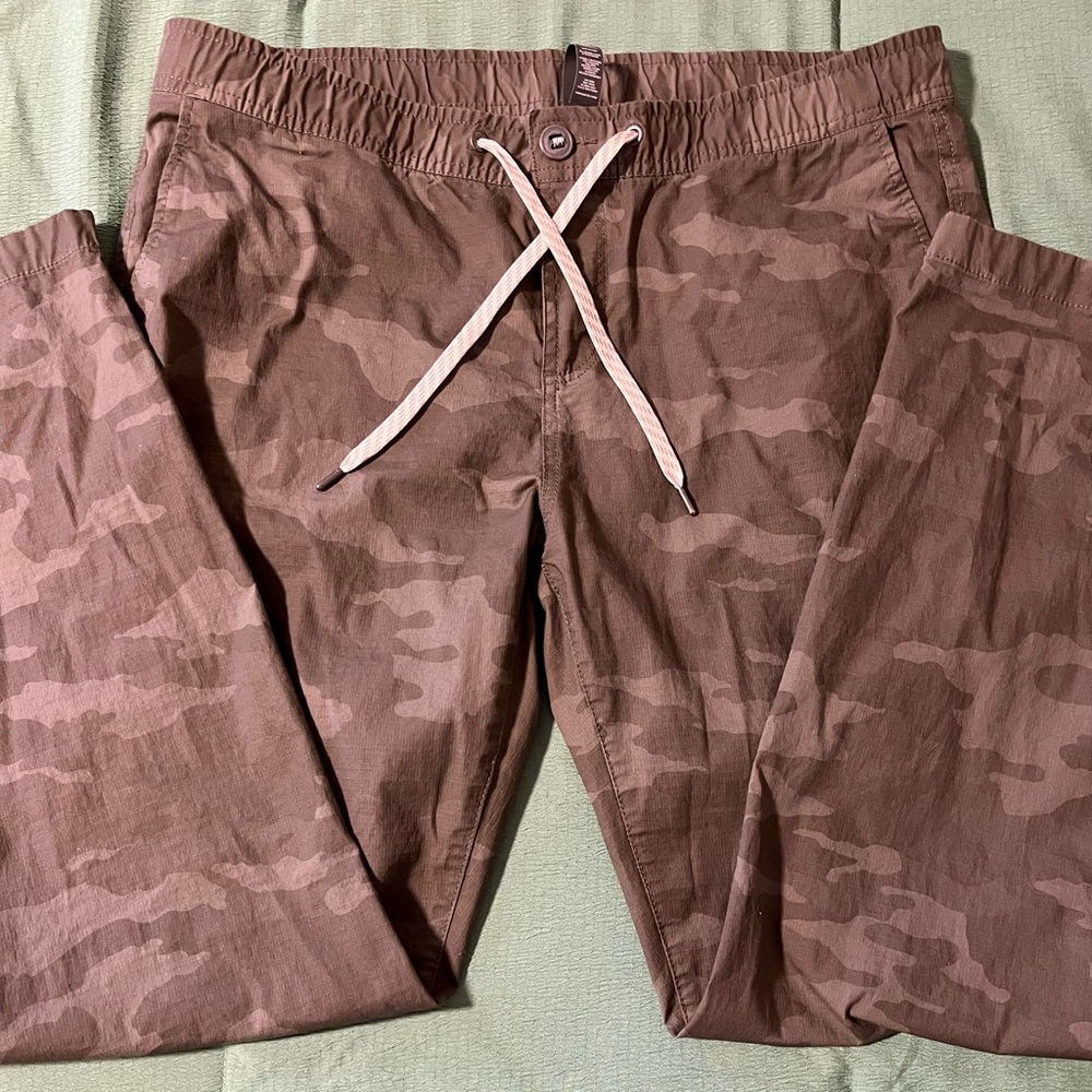 Vuori women’s Rip Stop camo pants